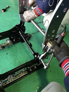 シート枠締め付け