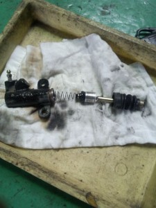 レリーズシリンダ分解